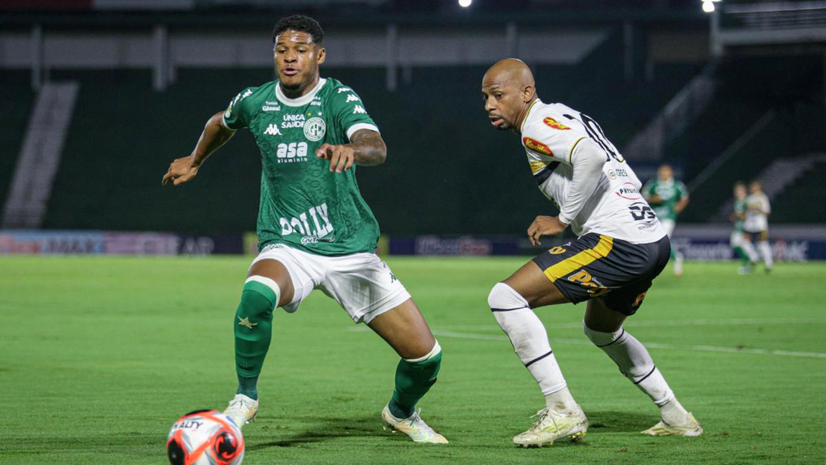 Luiz Miguel luta pela bola no lance da partida de ontem (Raphael Silvestre/Guarani FC)