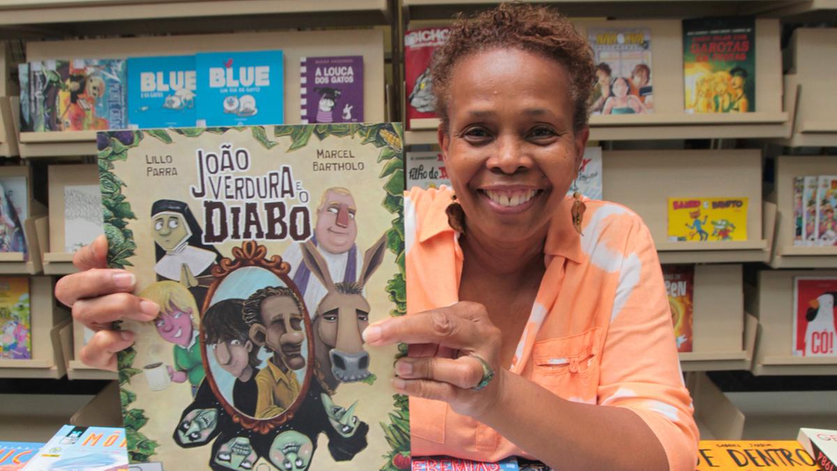 Suze Elias, responsável pela Biblioteca Municipal, é amante das Histórias em Quadrinhos e acredita que essas publicações estimulam o hábito da leitura (Divulgação)