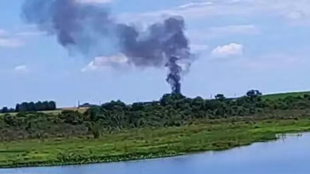 Fumaça preta saindo de avião de pequeno porte após queda em Quadra (SP) (Redes Sociais / Reprodução)