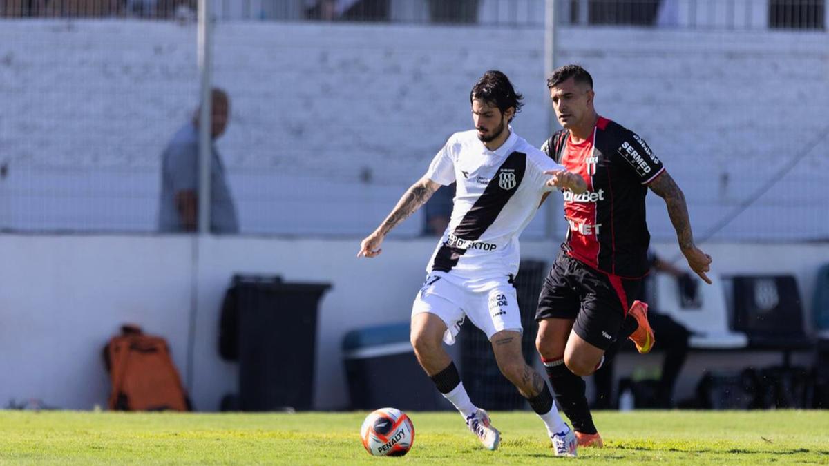 Pedro Vilhena tenta dominar a bola diante da forte marcação (Diego Almeida/PontePress)
