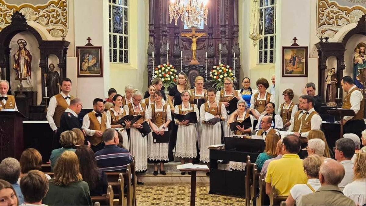 O órgão de tubos foi trazido da Alemanha para as tradições litúrgicas da Igreja Nossa Senhora de Lourdes, inclusive concertos realizados durante o ano (Divulgação)