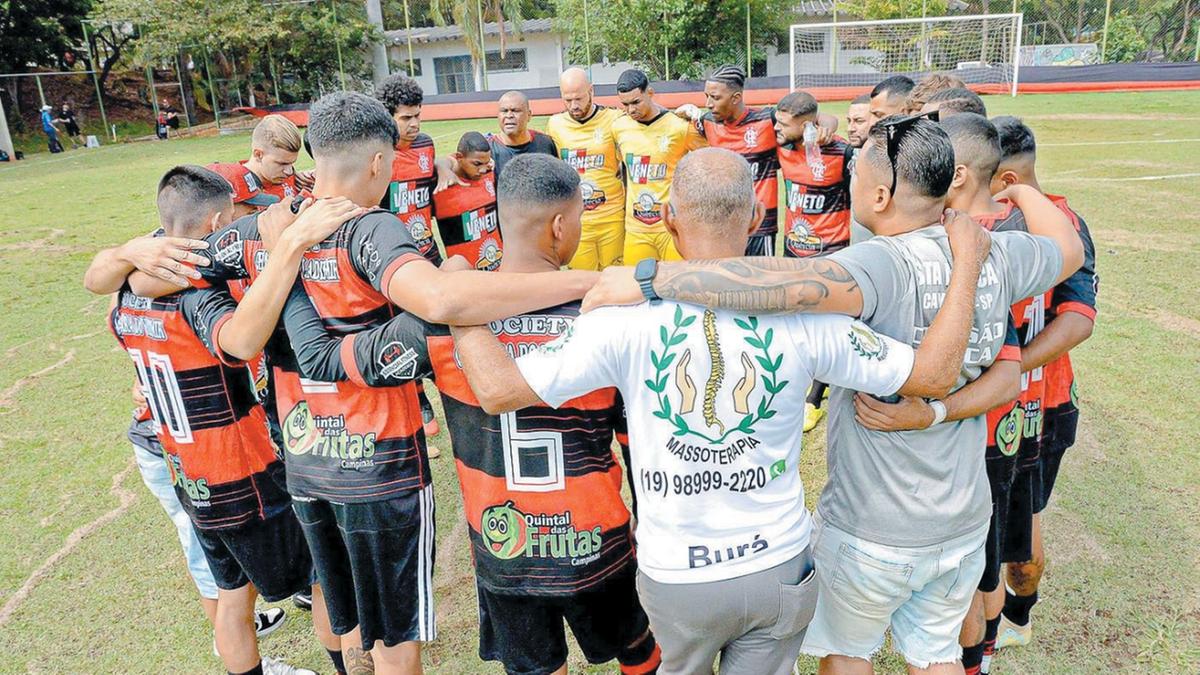 No ano passado, o Flamengo do Jardim Santa Mônica foi eliminado da Série Ouro A do Campeonato Amador; equipe agora faz contratações e renovações para disputar títulos e agradar aos torcedores que comparecem aos jogos (Toninho Oliveira - Prefeitura Municipal de Campinas)