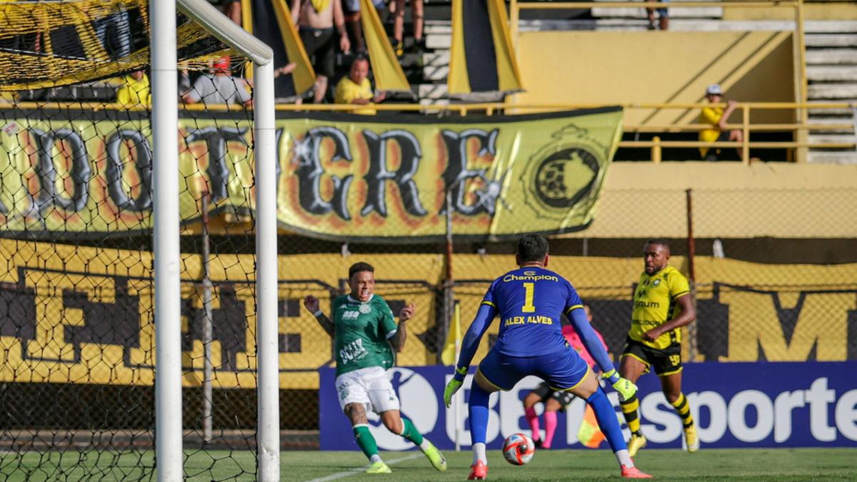 Bilu faz jogada contra o São Bernardo: Guarani criou, mas pecou nas finalizações (Raphael Silvestre\Guarani FC)