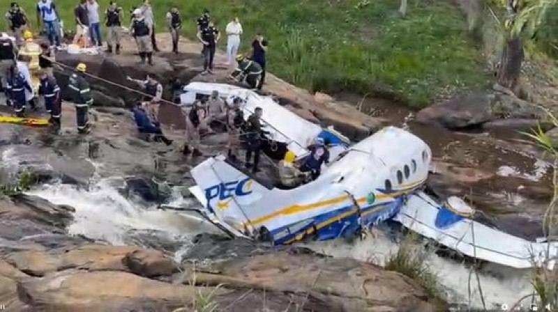 A aeronave precisou ser retirada rapidamente da cachoeira para evitar que uma possível cheia ou a incidência de chuvas no local prejudicasse o trabalho da perícia (Divulgação)