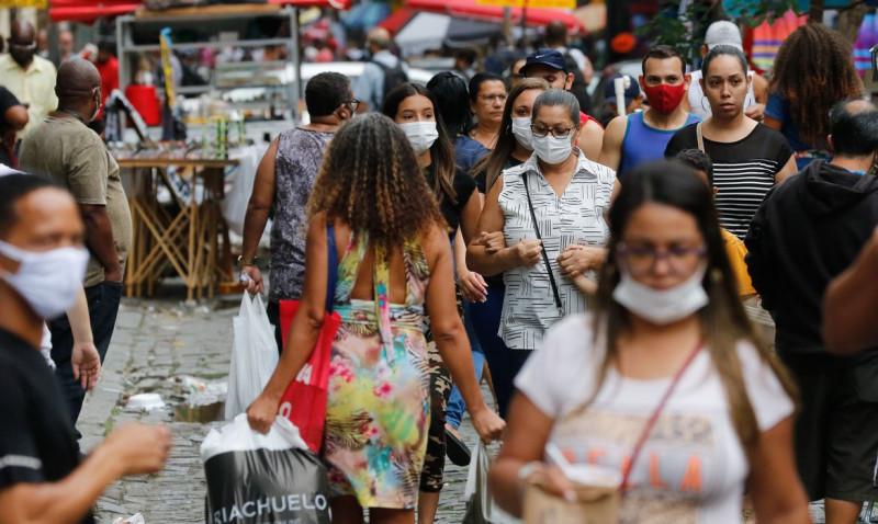 Movimentação de pessoas no centro da cidade no primeiro dia de flexibilização do uso de máscaras ao ar livre no Estado do Rio de Janeiro. (Fernando Frazão/Agência Brasil; /Agência Brasil)