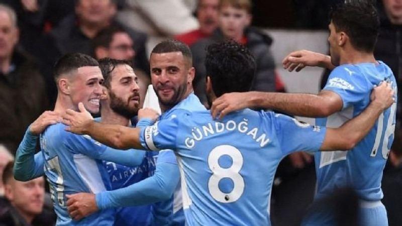 Jogadores do City comemorando um dos gols contra o United pela Premier League (OLI SCARFF/AFP)