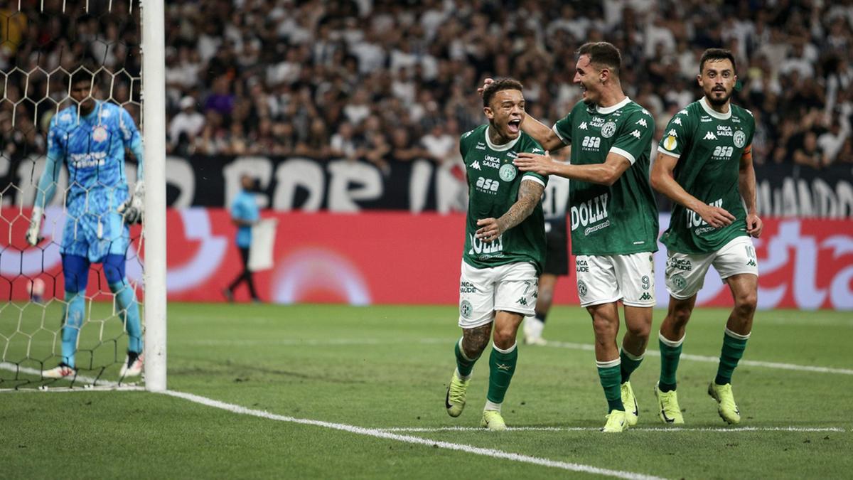 Rafael Bilu (à esquerda) celebra o golaço contra o Corinthians (Raphael Silvestre\Guarani FC)