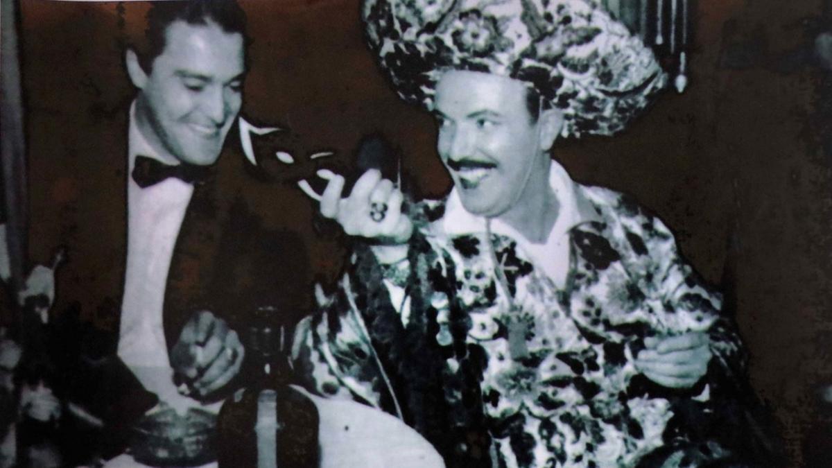 Na mostra, há trabalhos e produções de Carlito Maia, como fantasias de Carnaval criadas e usadas por ele, figura icônica dos bailes de gala do município nas décadas de1950 e 1960 (Divulgação)