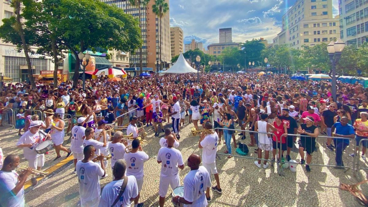 O bloco, que começou com um pequeno grupo, foi crescendo e agora completa 40 anos, reunindo milhares de pessoas pelas ruas da cidade (Divulgação)