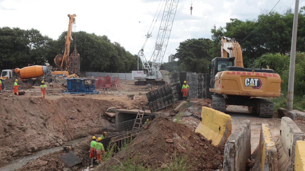 A previsão é que a intervenção no local ocorra até o mês de agosto; segundo a Secretaria de Infraestrutura, o primeiro piscinão
 deverá resolver 90% do problema de enchentes na Avenida Princesa D’Oeste (Rodrigo Zanotto)