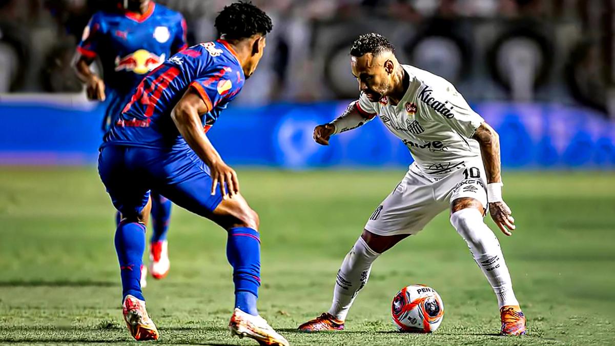 Neymar abriu o placar, seu terceiro gol desde que voltou ao Brasil, e ainda participou do gol que deu números finais à partida, marcado pelo volante João Schmidt (Raul Baretta/Santos FC)