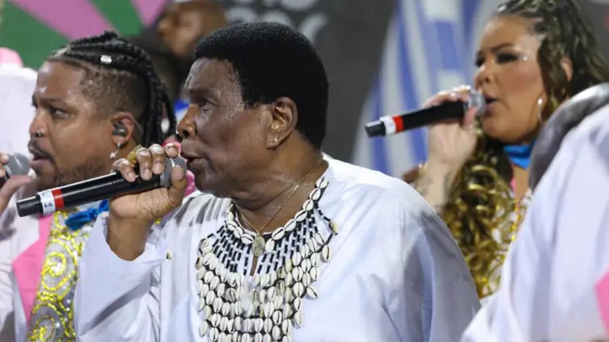 Neguinha da Beija-Flor puxa o enredo da escola, no segundo dia de carnaval do grupo Especial na Marquês de Sapucaí (Tomaz Silva/Agência Brasil)