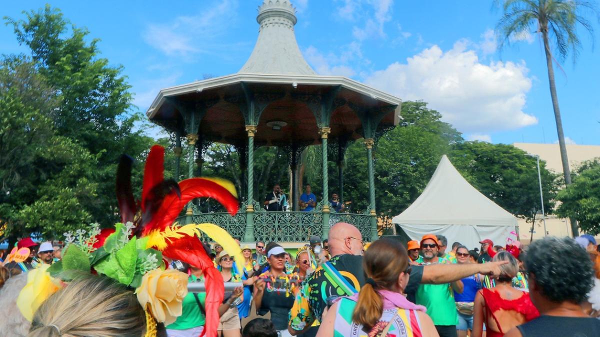 Folia tomou as ruas e praças da cidade (Firmino Piton)