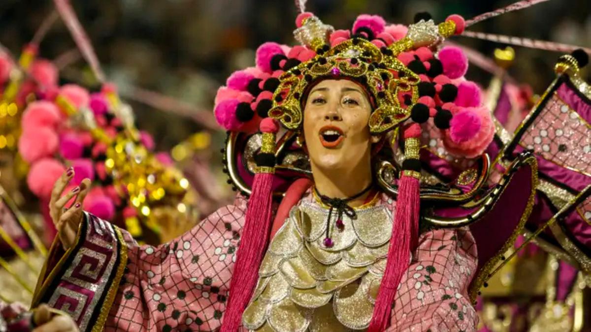Sambódromo do Anhembi, desfile do Grupo Especial - Escola de Samba Rosas de Ouro (Paulo Pinto/Agência Brasil)