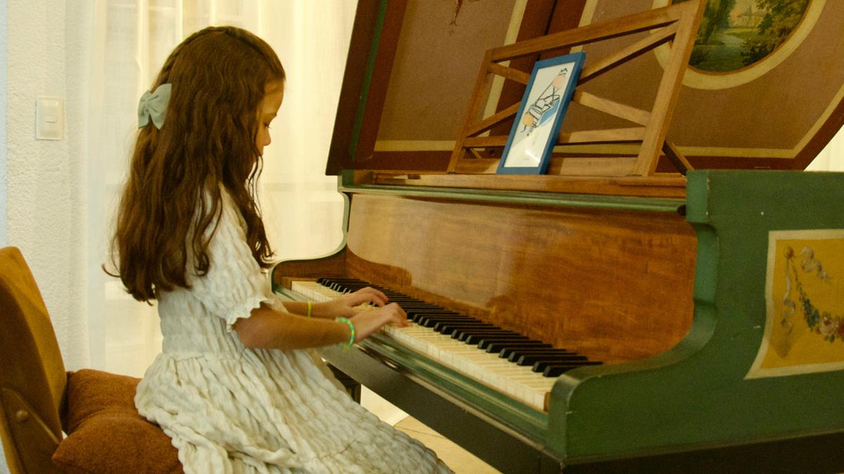 Amelie Uchôa aprende piano há dois anos e, ao demonstrar talento precoce para a música, passou a ter aulas com a professora de Campinas, Gloria Raimondi, desde agosto do ano passado (Divulgação)