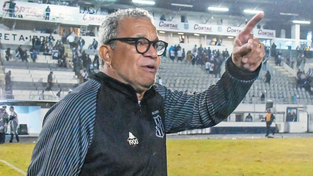 A conquista da Série A-2 de 2023 teve no comando Hélio dos Anjos, um técnico de descendência africana (Marcos Ribolli/Pontepress)