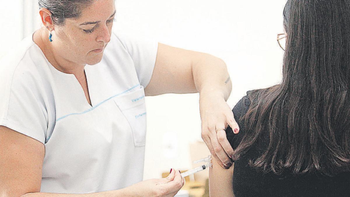 Vacinação contra covid-19 faz parte do calendário de rotina de crianças de 6 meses a 4 anos, idosos e gestantes; também devem receber a dose pessoas que fazem parte dos grupos prioritários (Kamá Ribeiro)