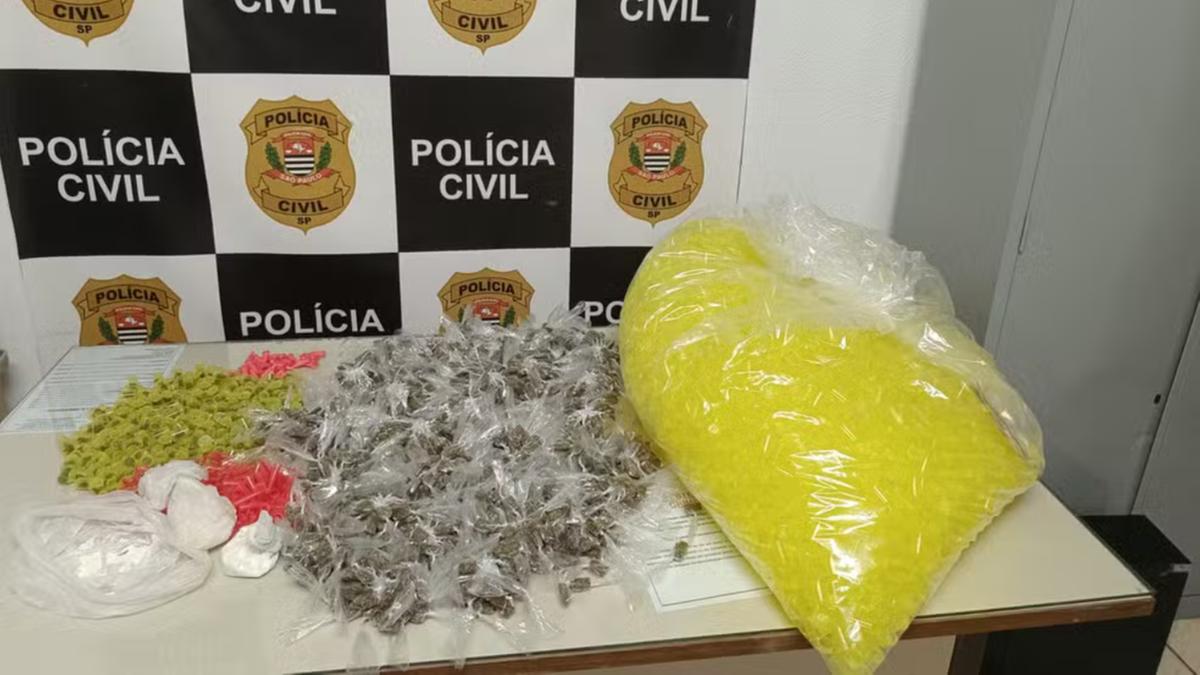 Na casa de um dos criminosos, foram localizadas e apreendidas 1.356 porções de drogas diversas, como maconha, cocaína e dry (Divulgação)