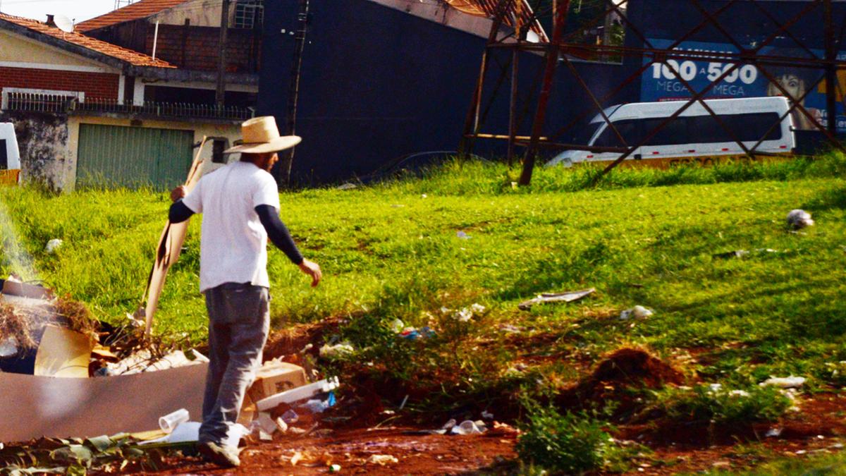 Combate à dengue necessita da participação da população, uma vez que o Aedes aegypti, transmissor da doença, se prolifera em recipientes que acumulam água (Alessandro Torres)