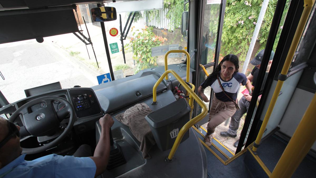 Todos os dias em Campinas, cerca de 445 mil pessoas embarcam nos mais de mil ônibus que circulam pelas 233 linhas (Rodrigo Zanotto)