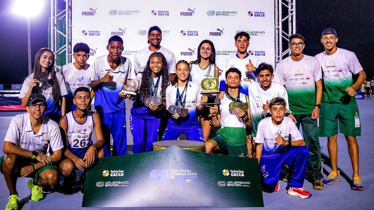 A equipe Orcampi, de Campinas, exibe os troféus conquistados na competição que aconteceu em Bragança Paulista (Gustavo Alves\CBAt)