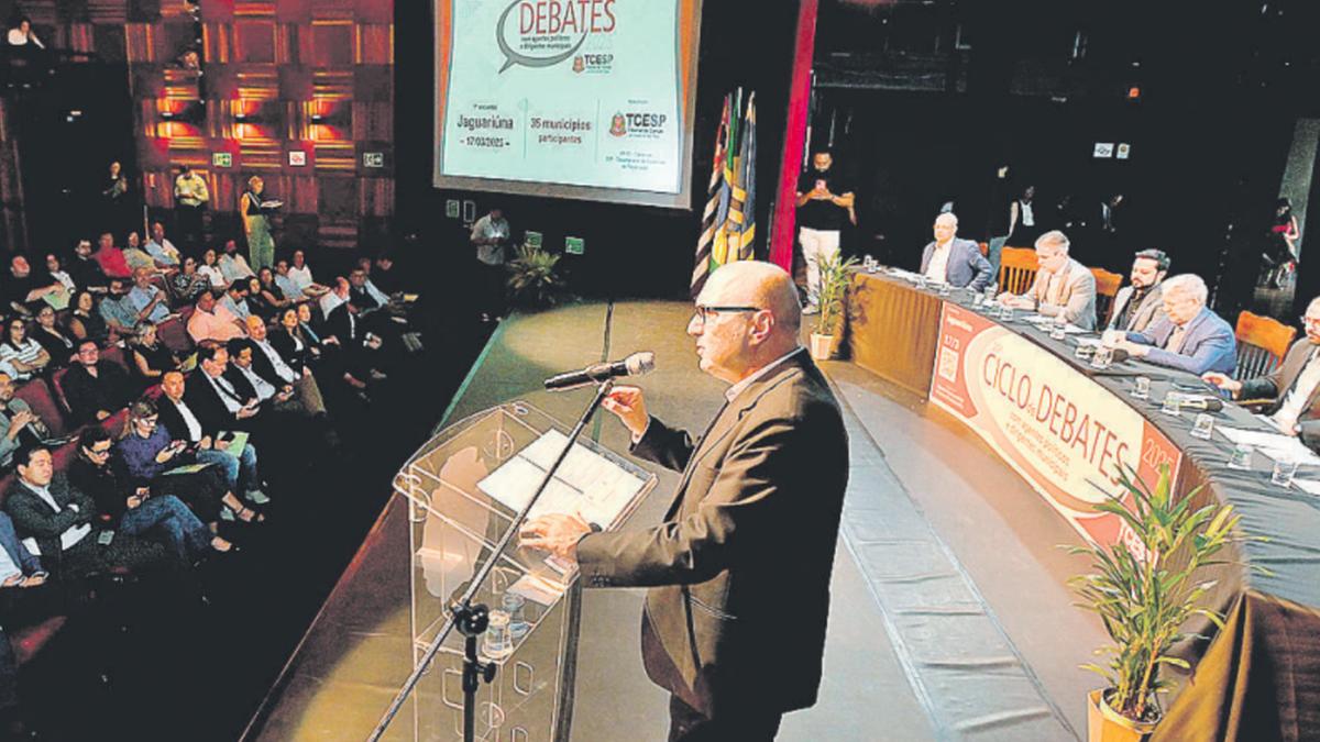 “Ciclo de debates é fundamental para que os nossos gestores públicos possam se capacitar, discutir as políticas públicas e as dificuldades que os municípios e os presidentes de câmaras têm na contratação de serviços e de obras”, analisou o prefeito de Campinas, Dário Saadi (Carlos Bassan)