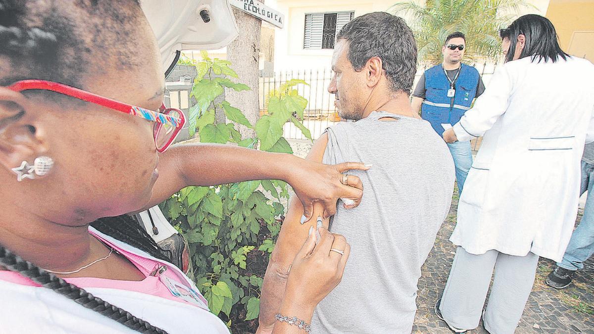 Equipes da Secretaria da Saúde de Valinhos (foto) imunizaram 865 cidadãos com a iniciativa de casa em casa desde o início de fevereiro; em Campinas, estratégia de vacinação já chegou a 7.523 imóveis e 5.669 pessoas receberam a dose de proteção contra a febre amarela (Rodrigo Zanotto)