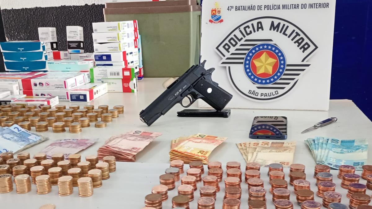 Além de medicamentos, criminosos também levaram dinheiro das farmácias atacadas (Divulgação)