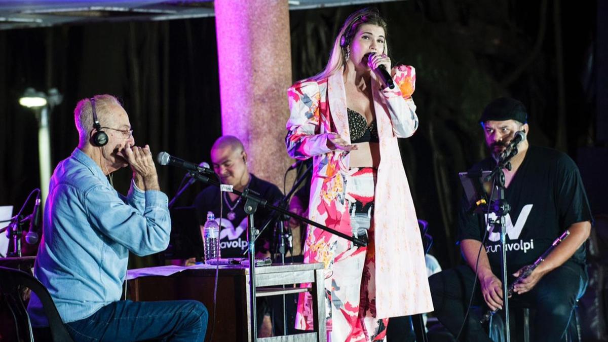Escrito pela cantora e compositora Bruna Volpi e musicado pelo maestro Rildo Hora, o samba ‘Cala a Boca Já Morreu’ questiona as regras sociais que tentam moldar e limitar a vida das mulheres (Divulgação)