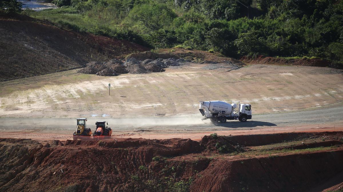 Entre as medidas previstas para combater o risco de falta de água no Estado está a construção de represas, tendo atualmente quatro em fase final de execução ou início de operação, entre elas a de Pedreira (foto), Amparo, Salto e Botucatu; as duas primeiras, na região de Campinas, terão capacidade para armazenar 85 bilhões de litros de água, o equivalente a 34 mil piscinas olímpicas (Kamá Ribeiro)
