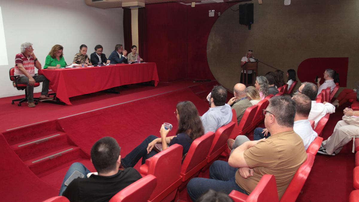Medida foi discutida ontem no Salão Vermelho com a presença de técnicos da Secretaria Municipal de Urbanismo (Rodrigo Zanotto)