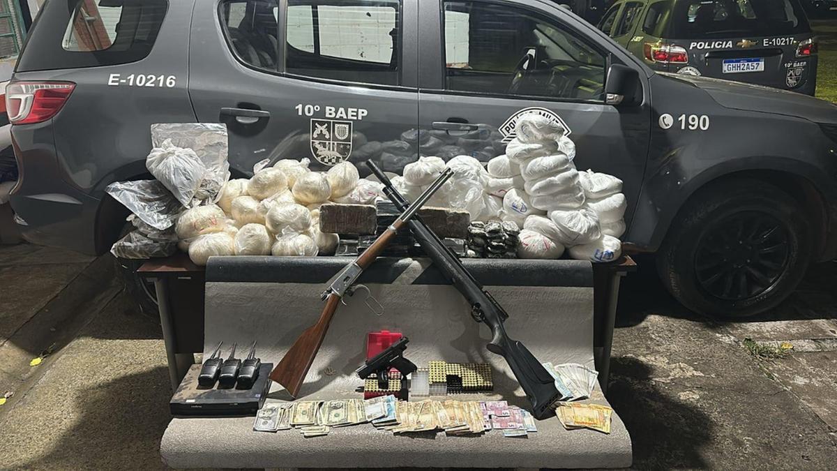 Além dos entorpecentes, foram encontradas em poder dos traficantes armas e dinheiro (Divulgação GMC Campinas)