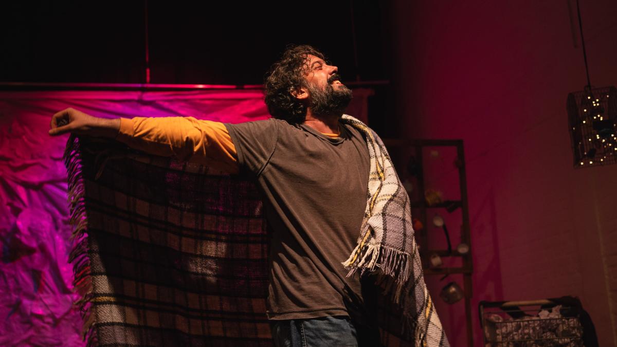 O monólogo ‘Colchão de ver estrelas’ é produzido, criado e interpretado por Bruno Mariani, abordando os sentimentos e lembranças de um escritor e morador em situação de rua (Karina Couto)