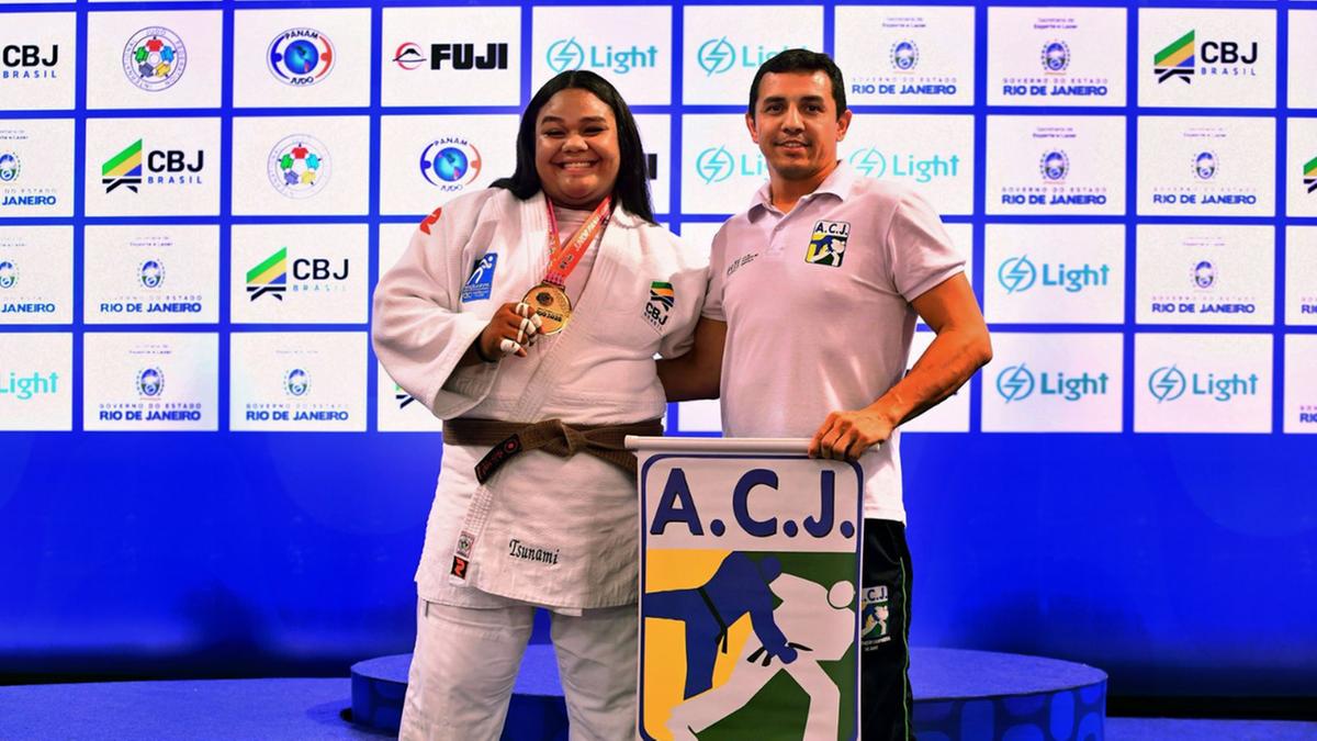 Evellyn Pereira ao lado do técnico Cláudio Tateama na Copa Pan-Americana Júnior - Rio 2025 (Divulgação)