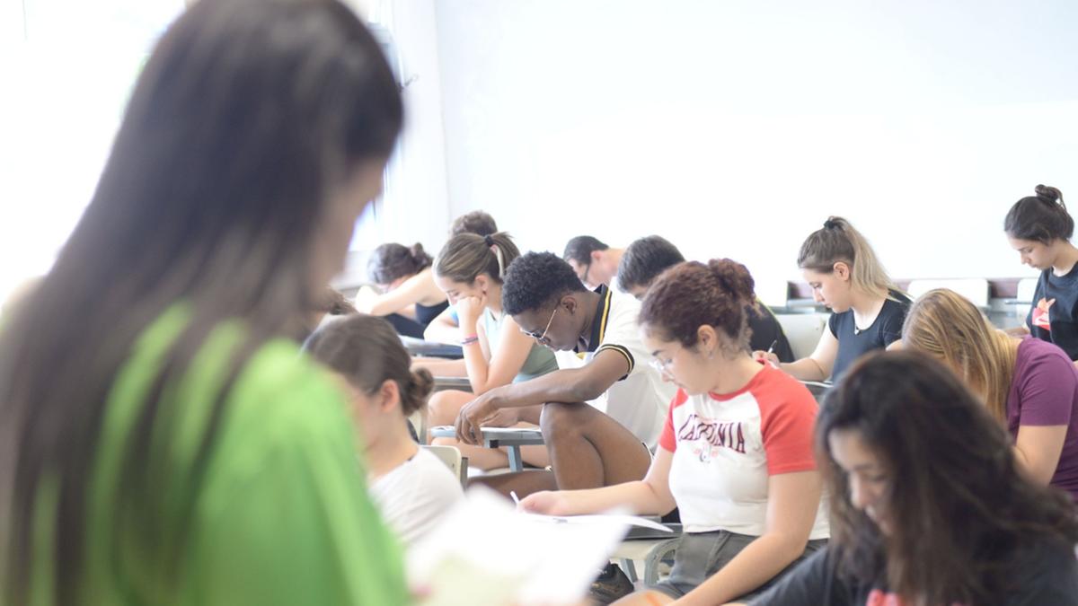 Uma das mudanças é a redução de 20 para 18 questões no exame da segunda fase, para torná-lo menos exaustivo; universidade também lançara processo seletivo para refugiados (Alessandro Torres)