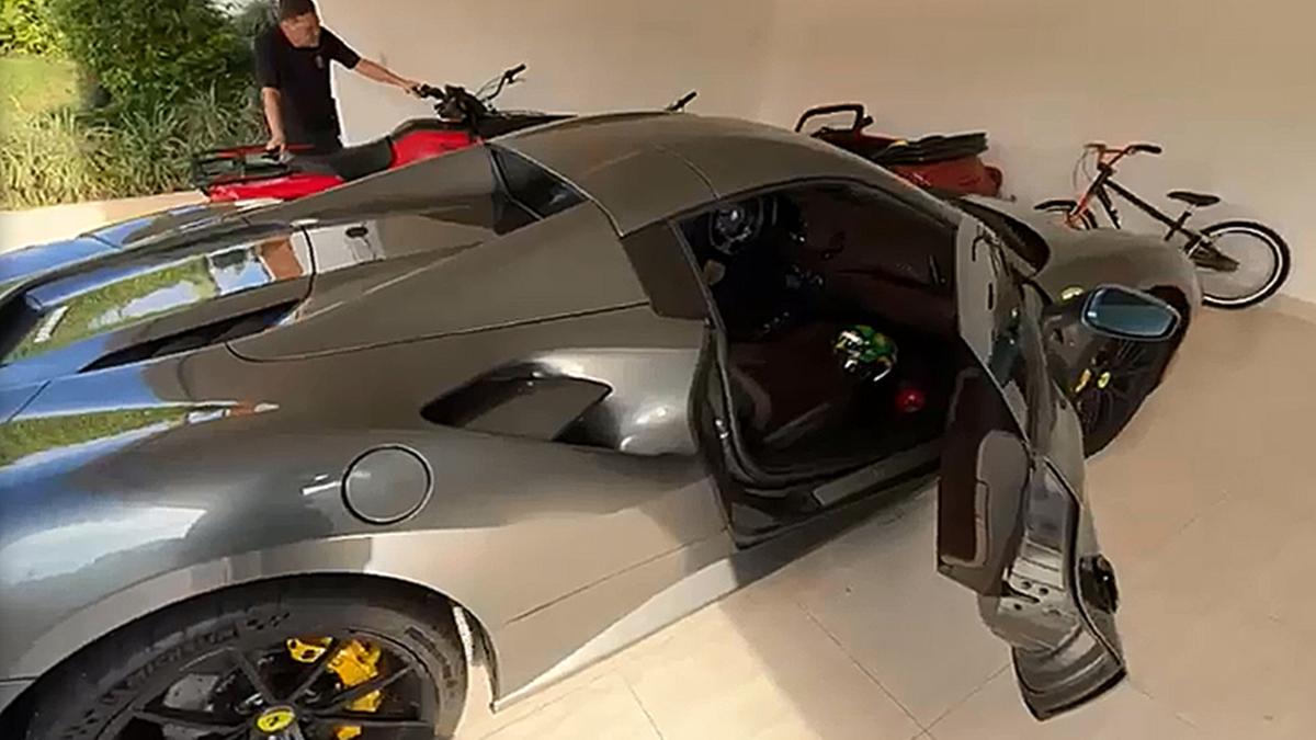 Na casa do líder do grupo, em Jandira, policiais federais apreenderam uma Ferrari avaliada em R$ 3 milhões (Divulgação PF Campinas)