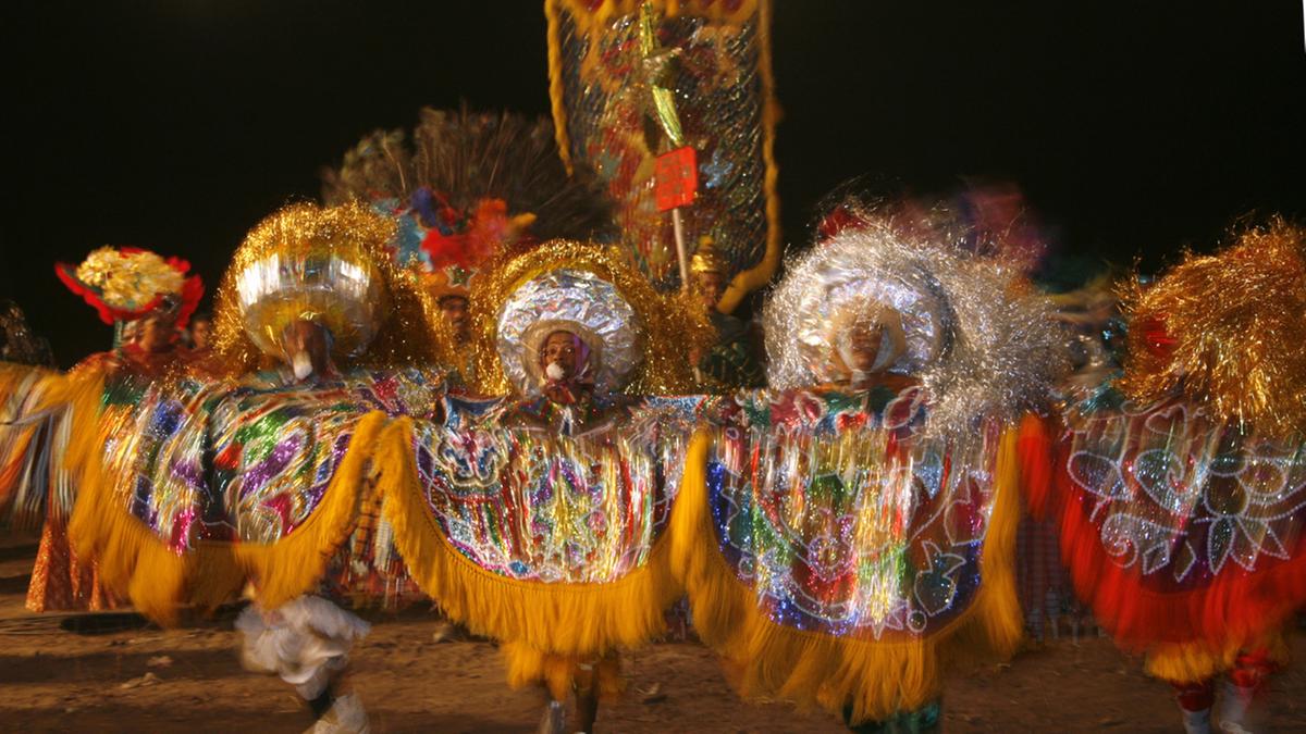 A mostra contém fotografias, documentos, objetos, indumentárias, peças de artesanato e audiovisuais para que o público possa imergir na vivência do Maracatu (Divulgação)