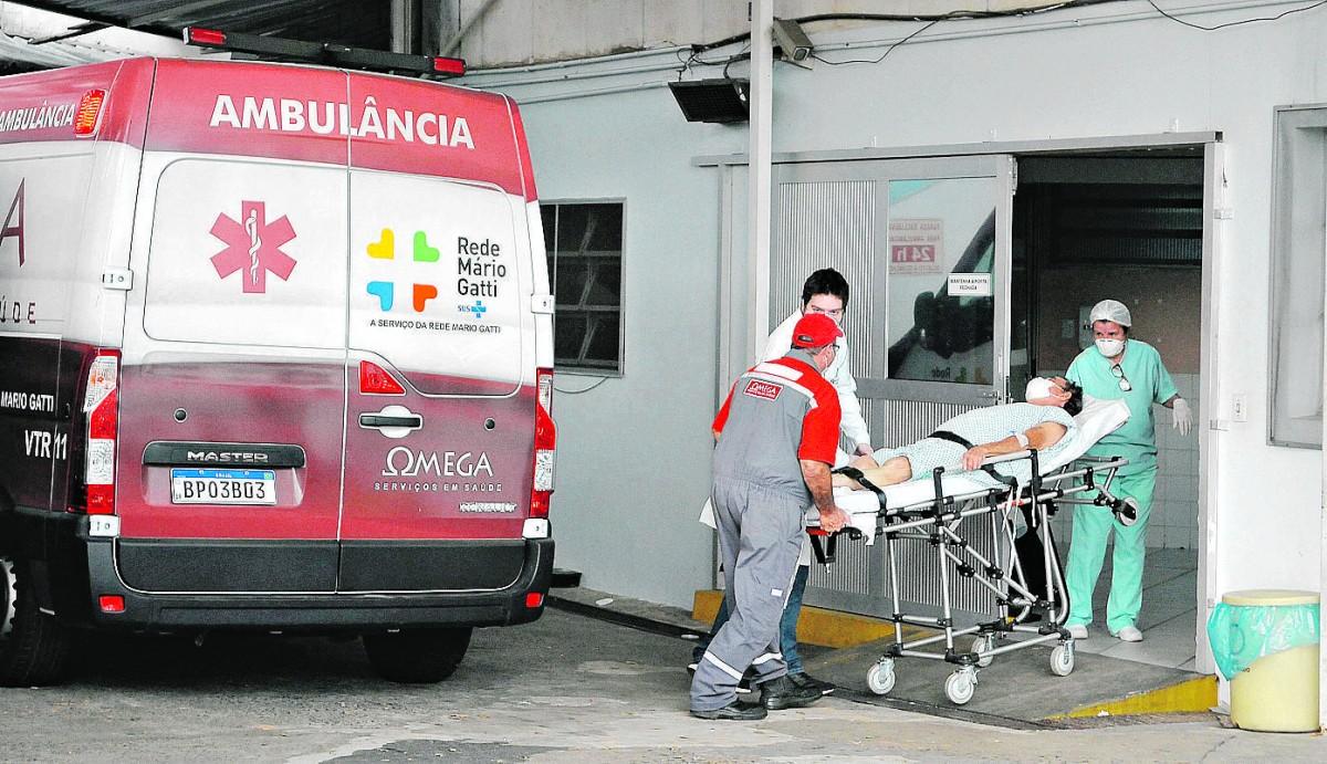 Paciente com suspeita de covid é transferido para o setor de emergência do Hospital Mário Gatti: indicadores de contágio ainda estão elevados (Kamá Ribeiro/Correio Popular)
