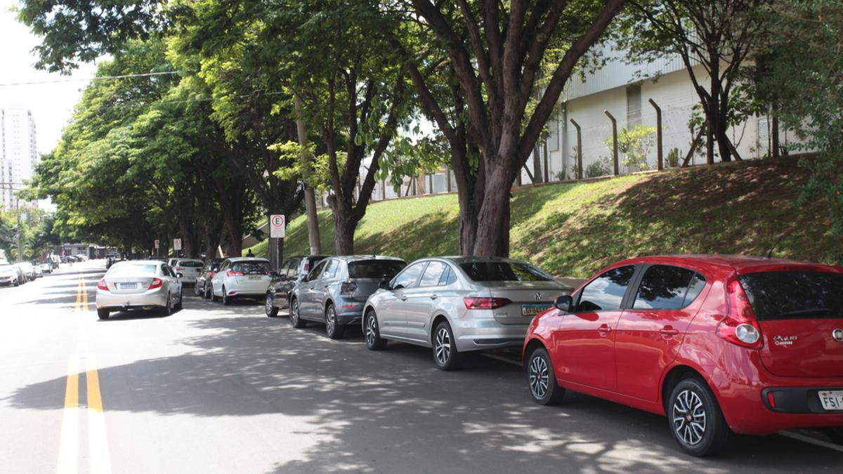 A vendedora Graciela Romão acredita que a região do Taquaral é visada porque existem muitos carros que ficam estacionados por um tempo longo (Rodrigo Zanotto)