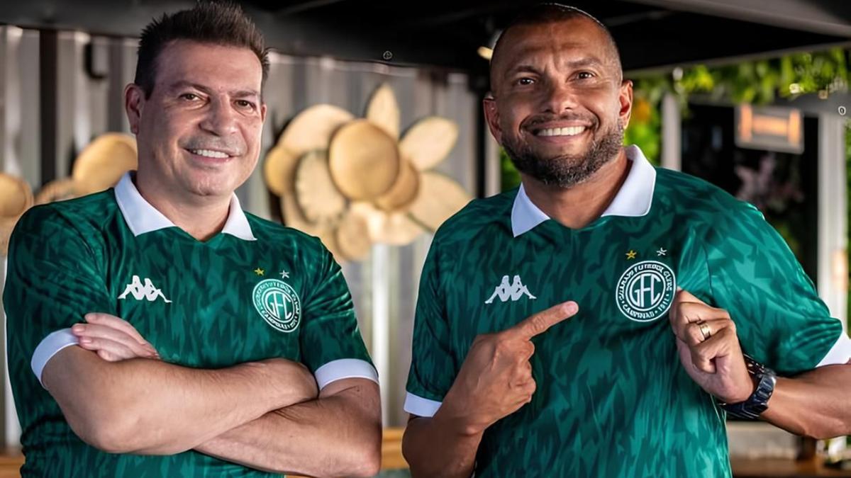 Luizão e Amoroso com o novo modelo de camisa que será usado pelo Guarani na Série C (Reprodução\Instagram)