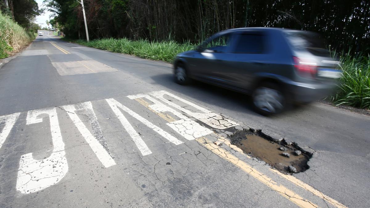 Moradores de bairros que ficam às margens da Estrada Engenheiro Luiz Antônio Laloni reclamam dos buracos na pista e da precariedade da sinalização (Kamá Ribeiro)