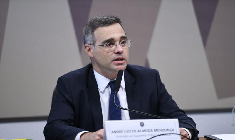 Comissão de Constituição, Justiça e Cidadania (CCJ) realiza sabatina do ex-advogado-geral da União, indicado à vaga no Supremo Tribunal Federal (STF), decorrente da aposentadoria do ministro Marco Aurélio Mello. 

Indicado para exercer o cargo de ministro do Supremo Tribunal Federal (STF), André Luiz de Almeida Mendonça, inicia sua fala assumindo que, apesar de ser “genuinamente evangélico” e ligado à Igreja Presbiteriana, assume o compromisso pelo Estado laico e pelo respeito à Constituição. De acordo com ele, laicidade é a neutralidade e a não concessão de privilégios a um determinado grupo pela condição religiosa. 

—  Ainda que eu seja genuinamente evangélico, não vejo espaço para manifestação religiosa no STF. Na vida, a bíblia; no Supremo, a Constituição. 

Foto: Edilson Rodrigues/Agência Senado (Edilson Rodrigues)