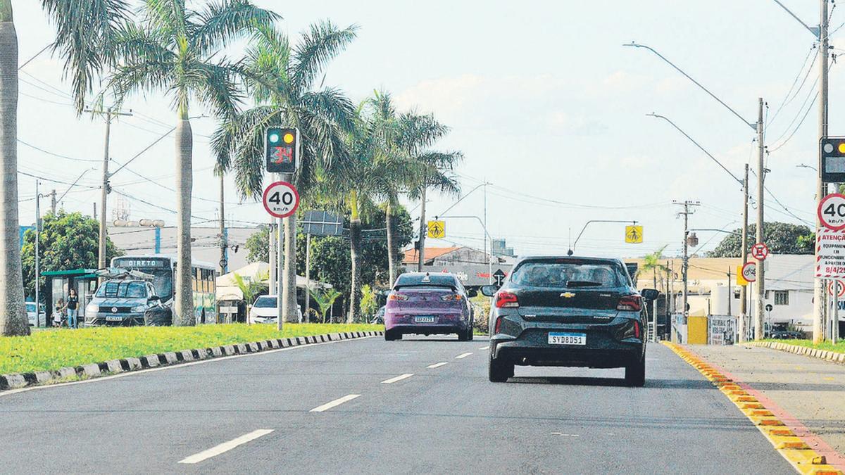 Na Avenida José Lozano Araújo, a Prefeitura instalou uma lombada educativa; dispositivo tem a função de orientar o condutor a respeito da velocidade da via, sem aplicar multa (Alessandro Torres)