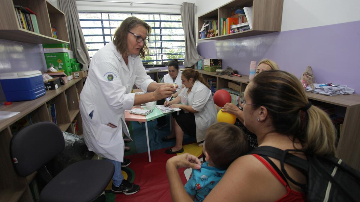 Meta da ação estratégica é vacinar 90% dos estudantes menores de 15 anos, com vacinas que protegem contra a febre amarela, sarampo, caxumba e rubéola, entre outras (Rodrigo Zanotto)