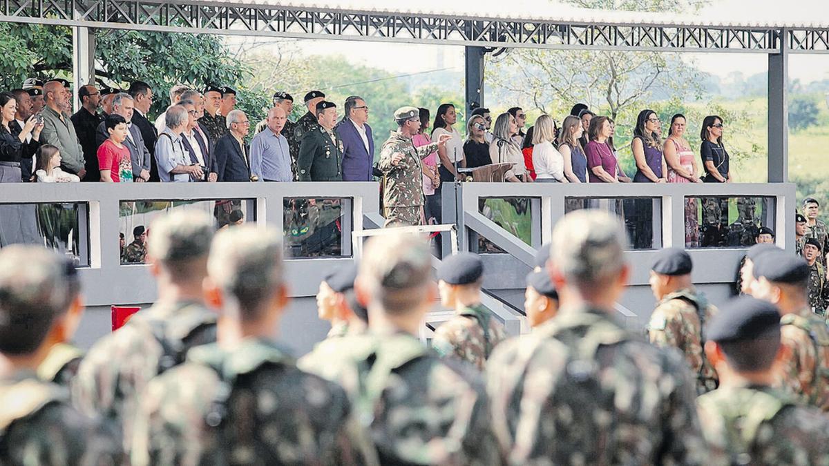 Dia do Exército é comemorado em homenagem à primeira Batalha dos Guararapes, travada em 1648, em Pernambuco, unindo portugueses e brasileiros natos contra a investida holandesa no Nordeste; comandante Santiago César França Budó destacou que a capacidade operacional baseada em tecnologia e equipamentos melhorou no Exército Brasileiro (Rodrigo Zanotto)