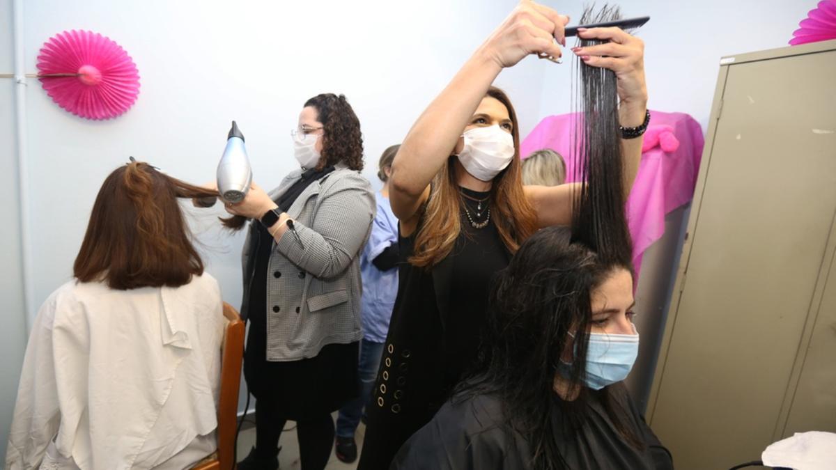 A entrega das perucas será feita no Banco de Perucas Móvel nesta quinta-feira, dia 24 (Adriano Rosa/PMC)