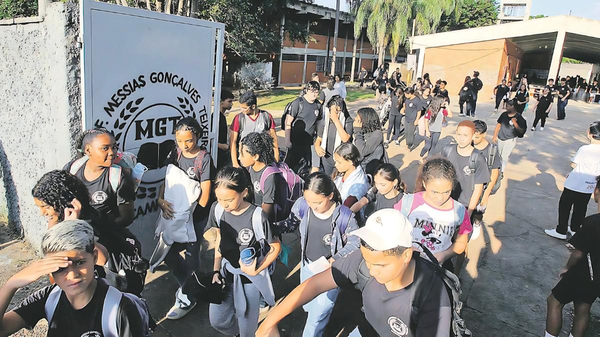 Estudantes da Escola Estadual Professor Messias Gonçalves Teixeira, localizada no Jardim Nova Aparecida, em Campinas, durante o final do turno de ontem; unidade decidiu adotar o modelo cívico-militar a partir do segundo semestre (Rodrigo Zanotto)