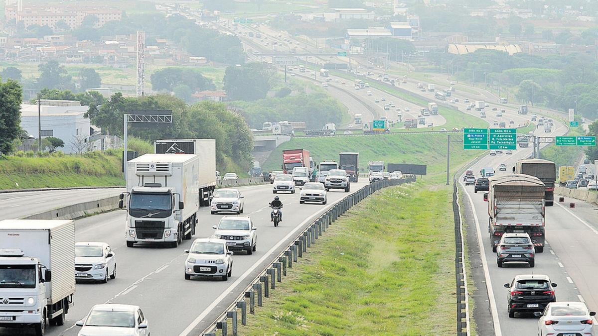 Quem for viajar precisa ficar atento à movimentação nas estradas; Sistema Anhanguera-Bandeirantes deverá receber 1,1 milhão de veículos entre hoje e segunda, com picos de saída esperados hoje, quarta-feira, das 16h às 20h, e amanhã, quinta-feira, das 9h às 13h (Rodrigo Zanotto)
