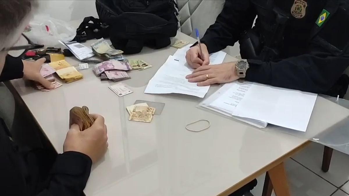 Além de automóveis de luxo, foram apreendidas jóias, relógios, dinheiro e drogas (Divulgação PF)