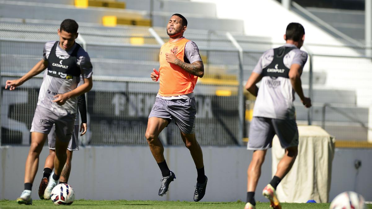 O zagueiro Wanderson conta com o incentivo do torcedor no Majestoso (Marcos Ribolli)